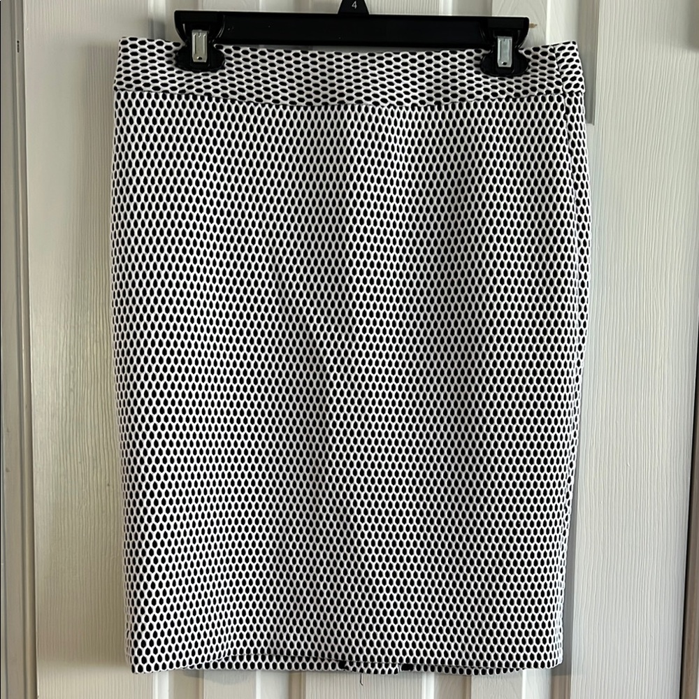 Banana Republic Classic Black and White Skirt Size 8 Petite